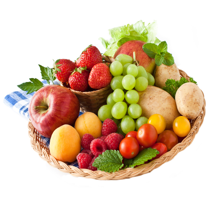 Obst- und Gemüsekorb mit Trauben, Himbeeren, Äpfeln, Pfirsichen, Kartoffeln, Basilik,um, Kraut, Tomaten und Minze.